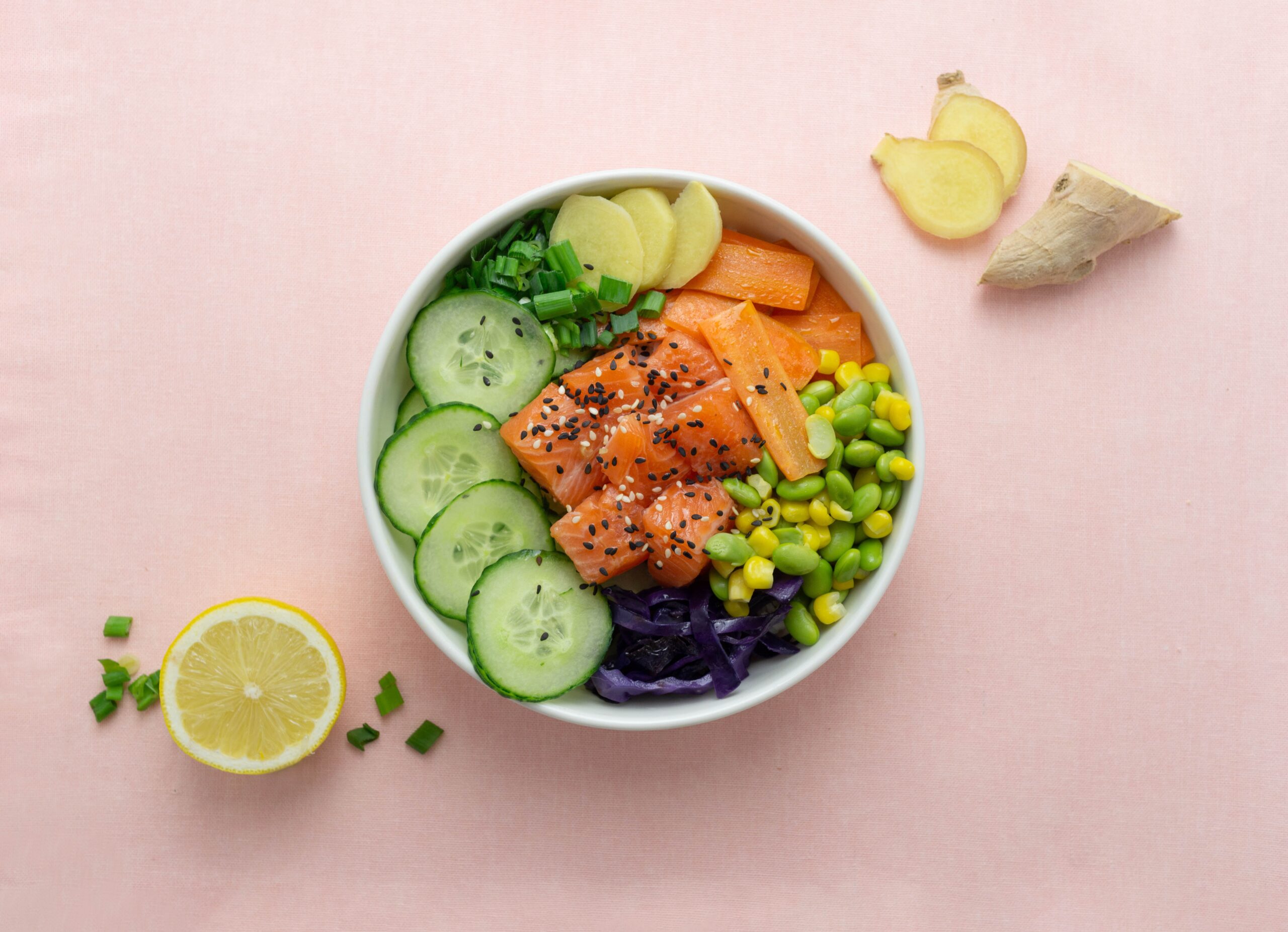 poke bowl con pesce e verdure